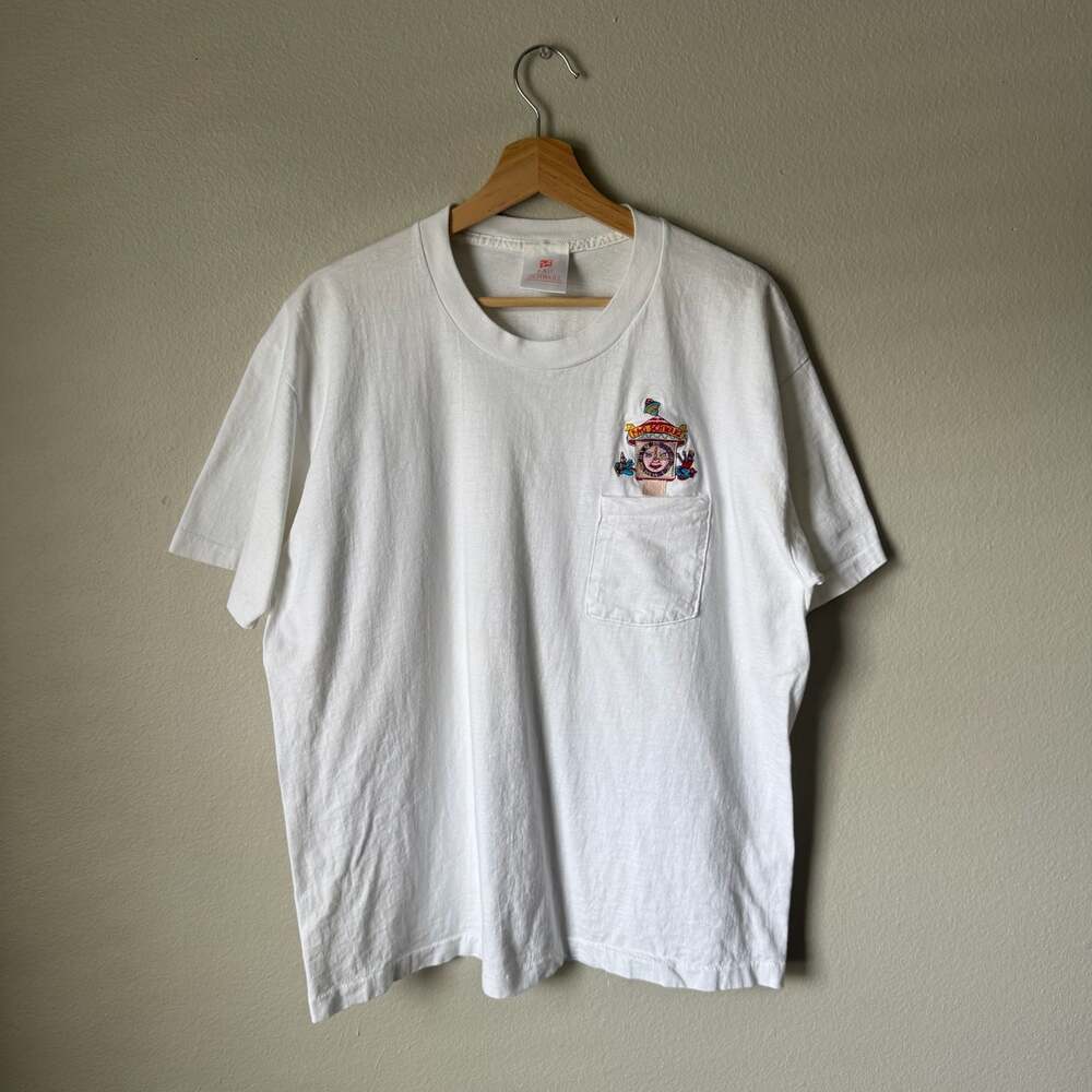 Vintage FAO Schwarz Fifth Avenue Embroidered Pocket T-Shirt White USA Made XL